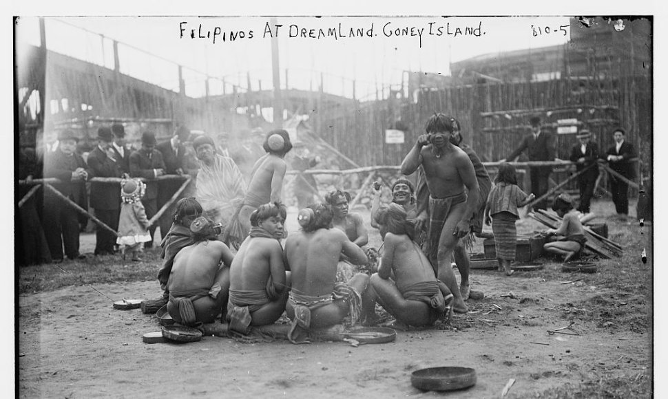 Niujorkiečiai stebi parodoje eksponuojamus filipiniečius, 1905 m.