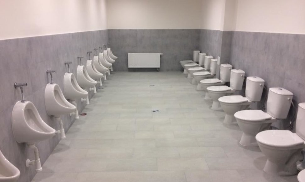 Šilutės gimnazijos sporto salės tualetas