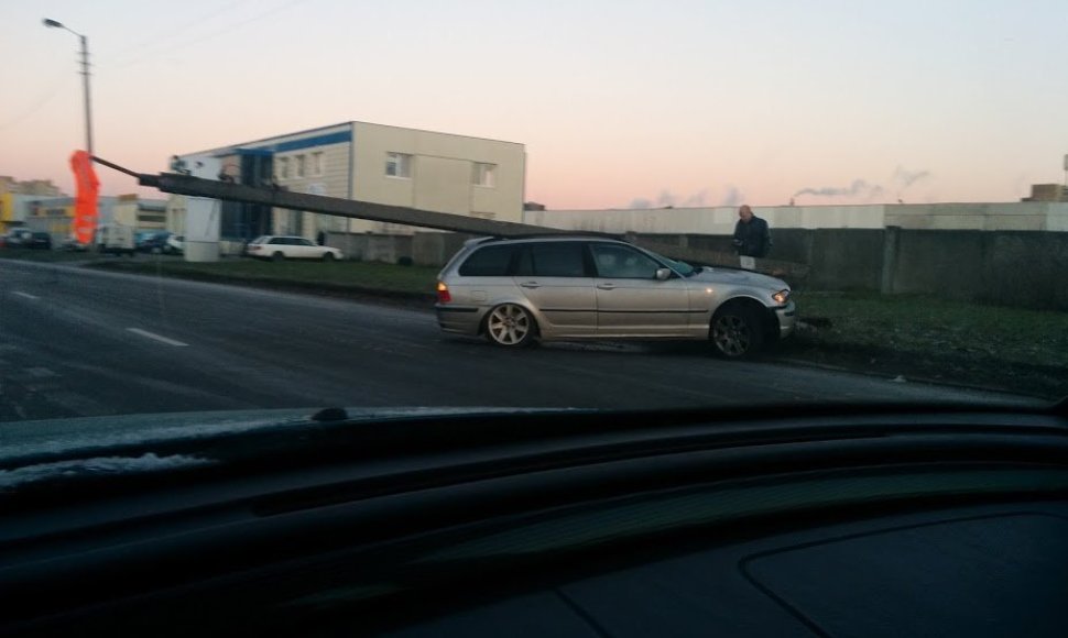 Kaune BMW nutrenkė elektros stulpą