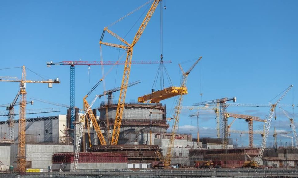 Pirmasis Astravo AE reaktorius pasipuošė apsaugine „kepure“