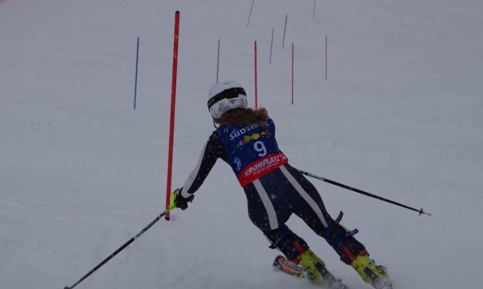 Lietuvos kalnų slidinėjimo čempionato slalomo akimirka (trasoje Ieva Januškevičiūtė).