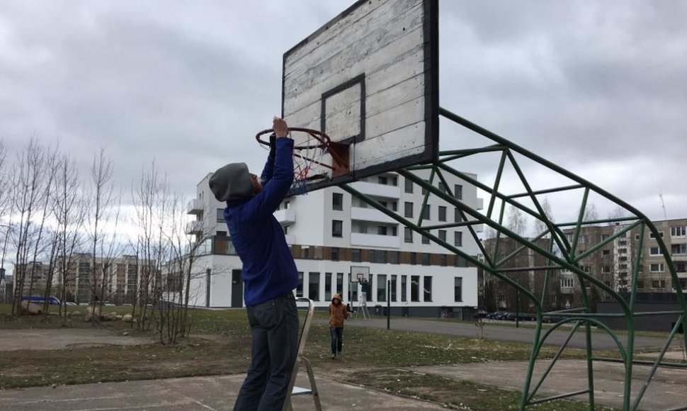 Krepšinio tinklelių kabinimas aikštelėse Vilniuje