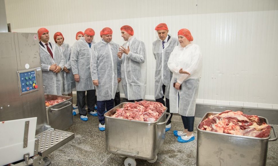 Premjeras S. Skvernelis lankėsi „Biovela group“ įmonėje UAB „Utenos mėsa“