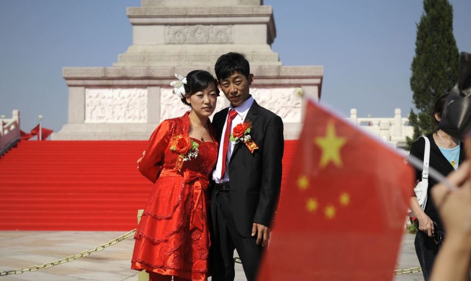 Vienas Kinijos bankas siūlo automatiškai pervesti didžiąją dalį vyro uždarbio į žmonos sąskaitą
