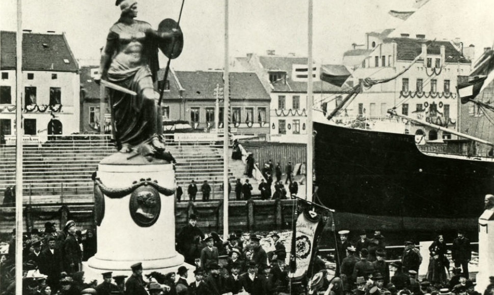 „Borusijos“ paminklo atidengimo iškilmės. Nuotrauka iš Klaipėdos apskrities viešosios I. Simonaitytės bibliotekos AdM archyvo