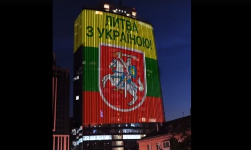 Ukrainos sveikinimas Lietuvai ant 17 aukštų verslo centras „Gulliver“ Kijeve