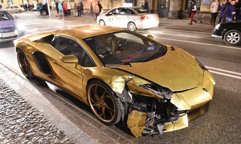 Varšuvoje sudaužytas auksinis „Lamborghini“