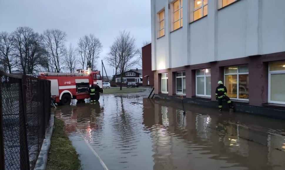 Ugniagesių pagalbos šią savaitę prireikė Kartenos mokyklai daugiafunkciniam centrui, kur potvynio vanduo pateko į valgyklą.