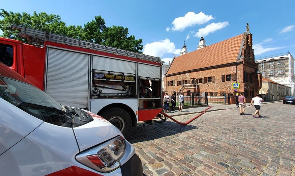 Kilo gaisras Kauno Rotušės aikštėje veikiančios bažnyčios pastogėje