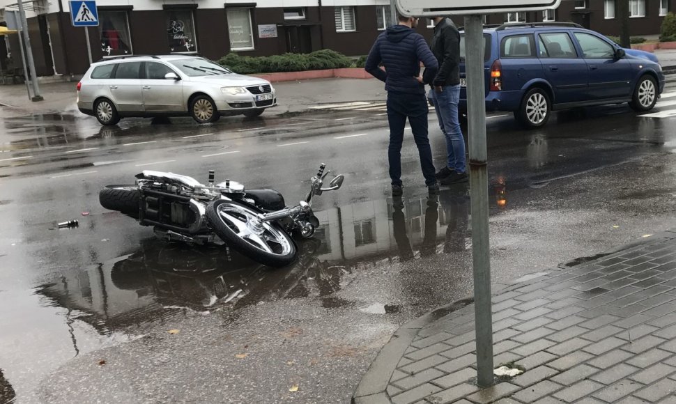 Jonavos miesto centre – avarija, sužeistas motociklininkas