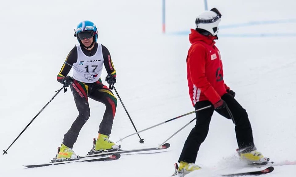 Kalnų slidininkas neregys Karolis Verbliugevičius bei jo treneris-vedlys Vytenis Makauskas.