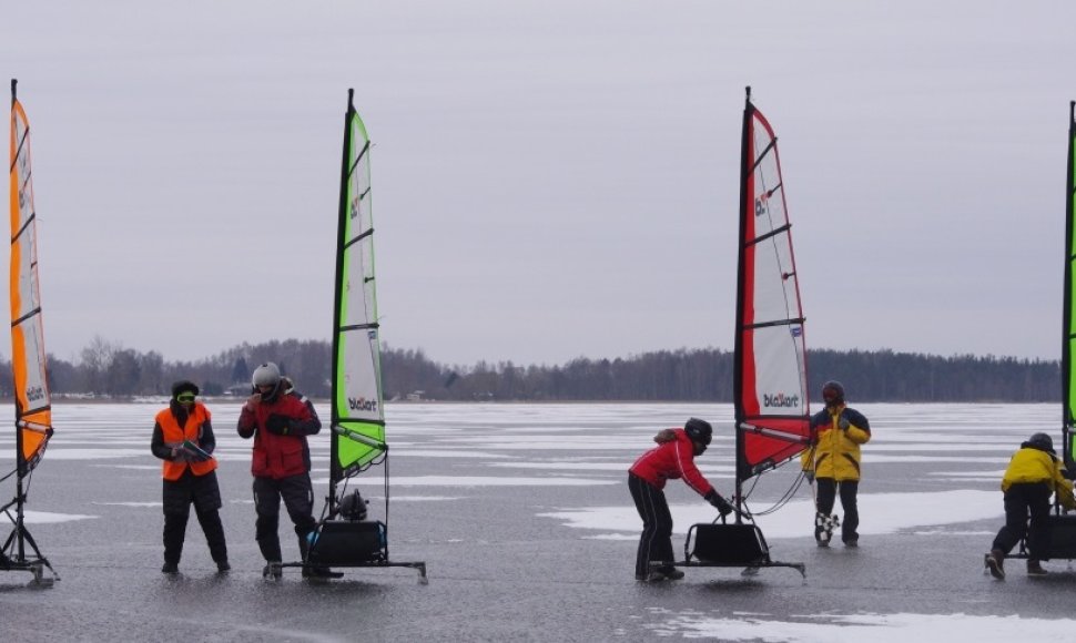 Ant Rekyvos ežero savaitgalį varžėsi ledo jachtų valdytojai. 