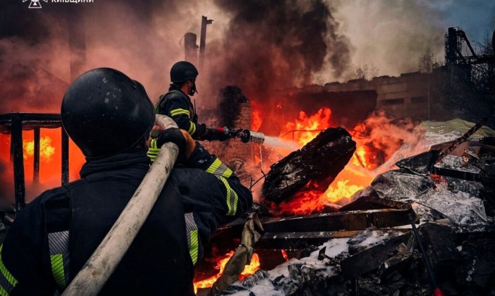 Rusija smogė Kyjivui / STATE EMERGENCY SERVICE OF UKRAI / via REUTERS