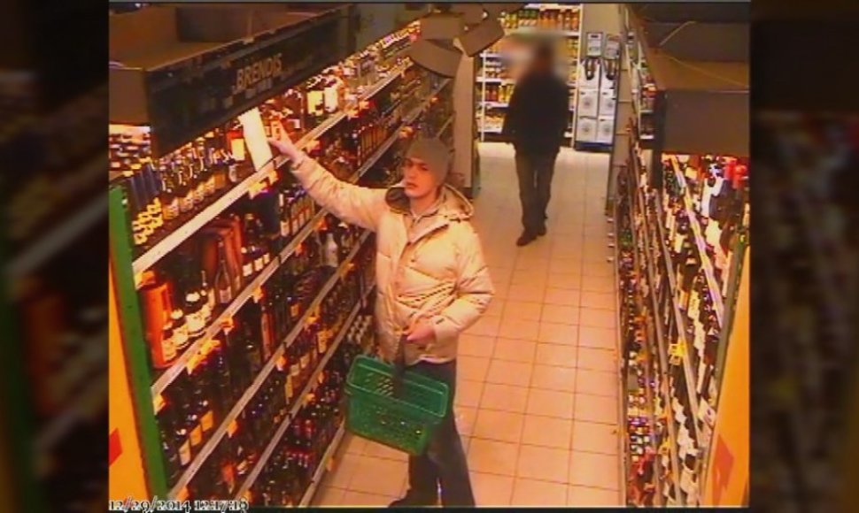 Vaizdo kameros užfiksavo alkoholio vagystę parduotuvėje Klaipėdoje