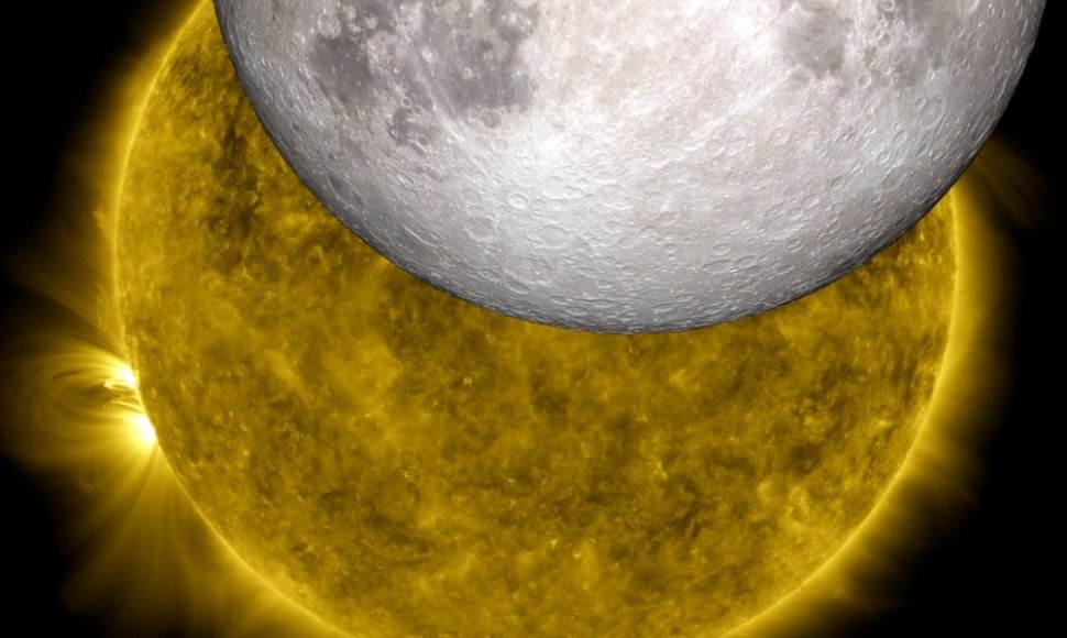 Unikalus Saulės užtemimo kadras. Taip šį astronominį įvykį matė NASA zondas SDO. Į iliustraciją įkomponuotas ir kito NASA zondo LRO Mėnulio paviršiaus vaizdas.