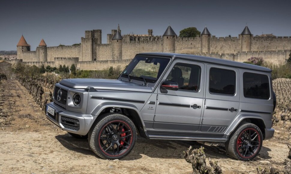 Mercedes-AMG G 63 irgi turi šoninį išmetimą šalia galinių durelių. (Gamintojo nuotrauka)