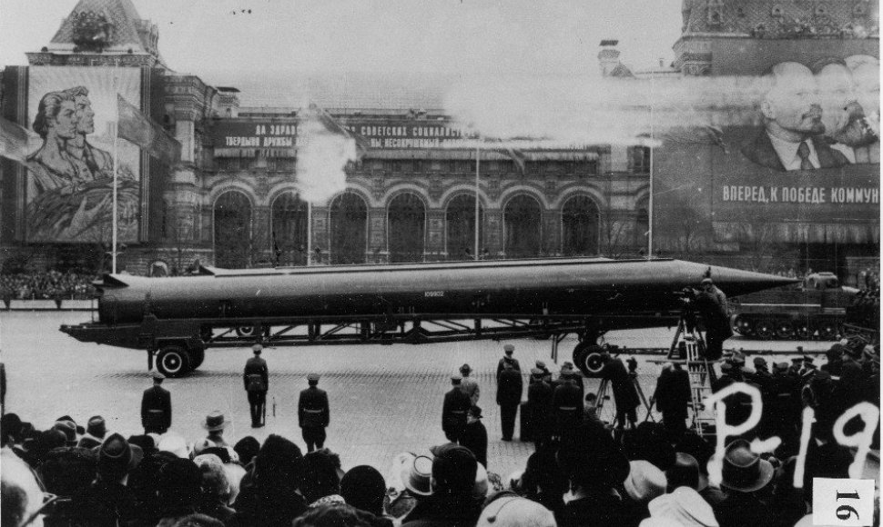 CŽV užfiksuota sovietų vidutinio nuotolio balistinės raketos nuotrauka Raudonojoje aikštėje, Maskvoje