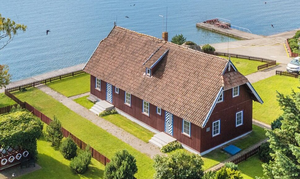Pervalkoje, ant Kuršių marių kranto, parduodama rezidencija.