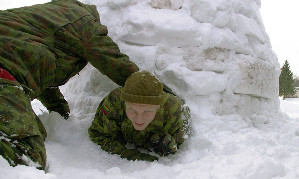 Savanoriai mokosi statyti eskimų namus