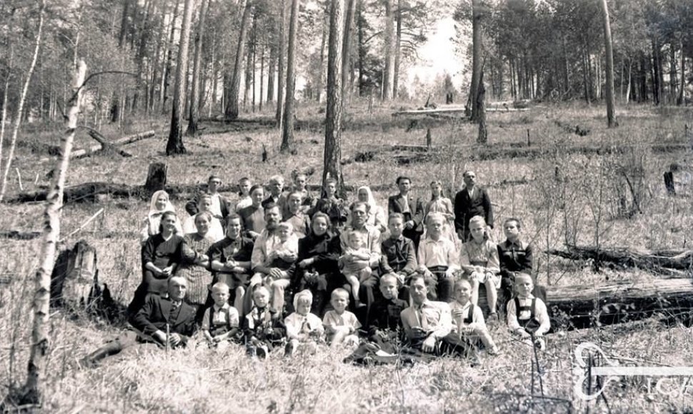 Tremtiniai per Sekmines. Irkutsko sritis, Zimos rajonas, Ikonikų kaimas. [1949‒1950 m.] Vilhelmo Janiselio fotonuotrauka