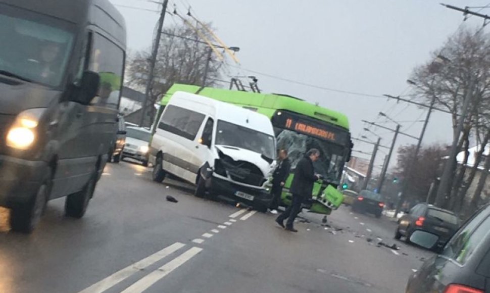 Kaune susidūrė troleibusas ir mikroautobusas: sužalota keleivė