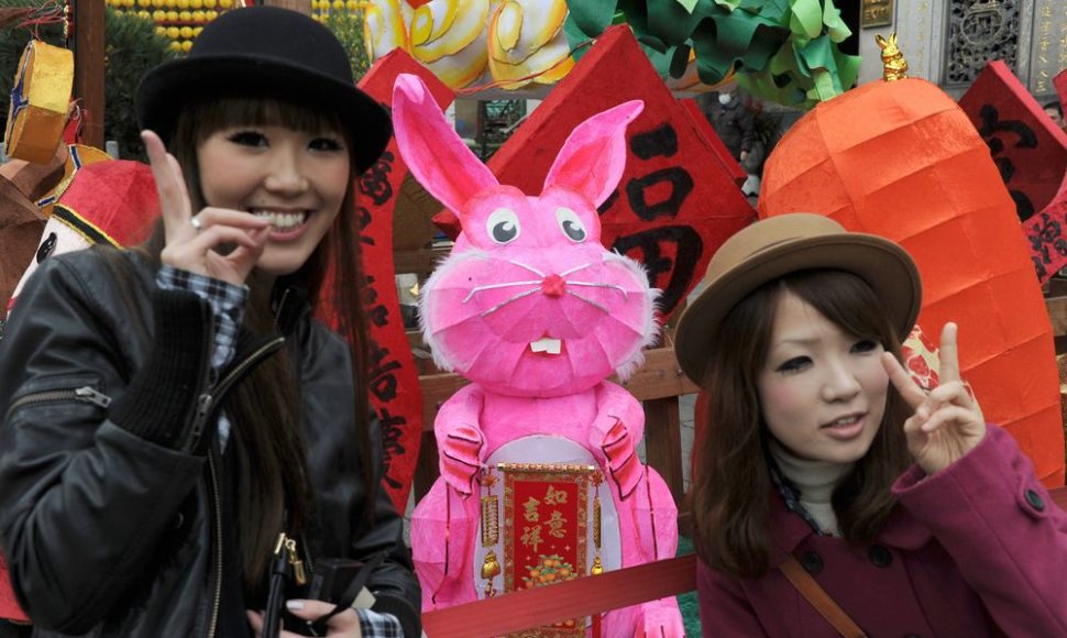 Prieš keliaudami į užsienį japonų turistai turės pasimokyti elgesio