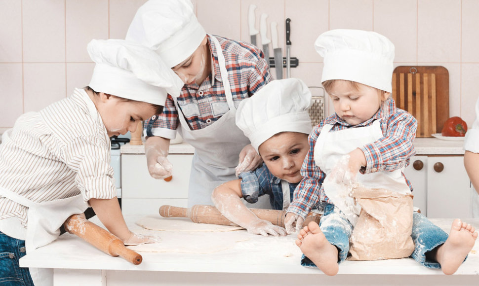 Vaikai šeimininkauja virtuvėje