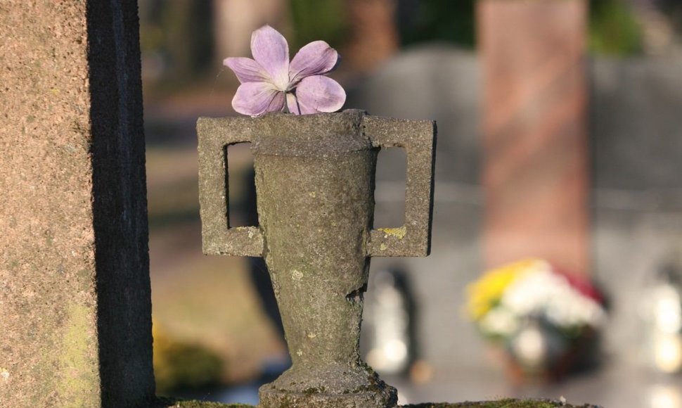 Šiaulių kapinėse: Žmonės gyvena artimųjų prisiminimuose