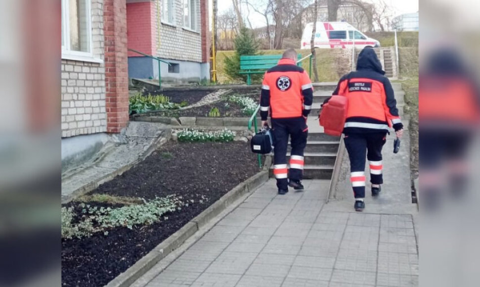 tvykę pareigūnai paėmė moters turėtą kirvį, apklausė nukentėjusiuosius ir nusprendė dėl įvykio pradėti ikiteisminį tyrimą