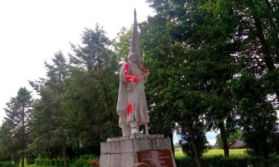 Šėtoje dažais apipiltas paminklas sovietų kariams