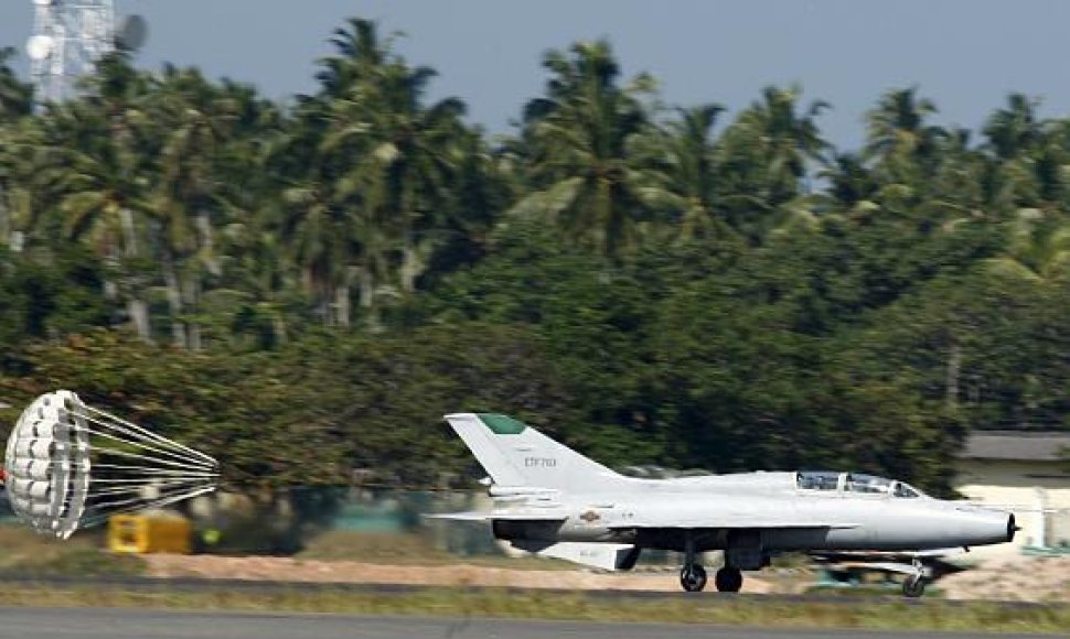 Šri Lankos naikintuvas F-7 leidžiasi Bandaranaikės tarptautiniame oro uoste prie sostinės Kolombo po kovinio skrydžio prieš tamilų sukilėlius.