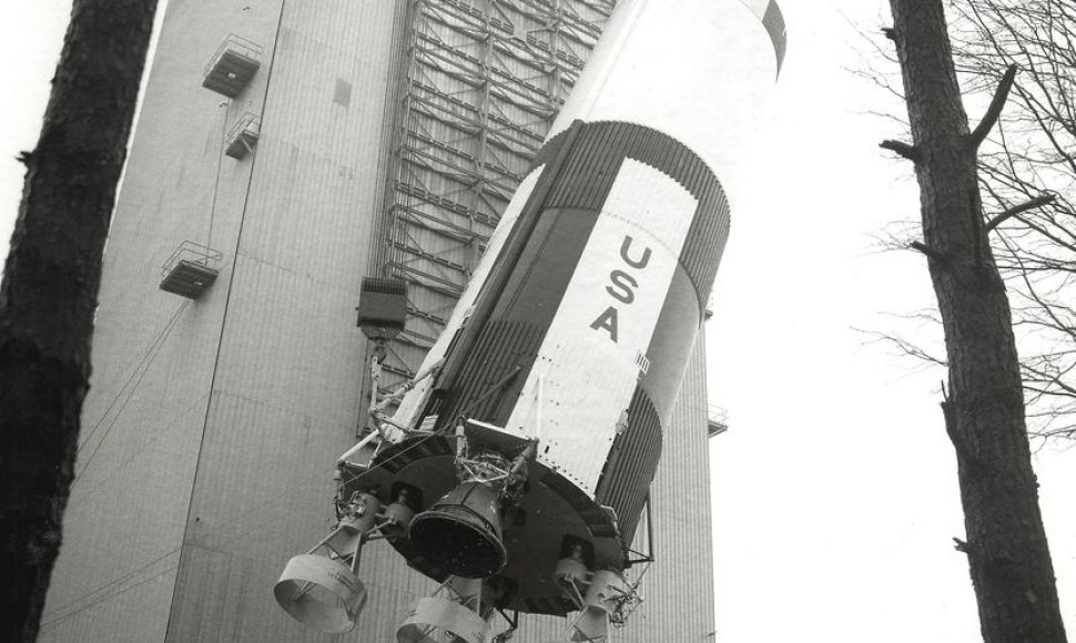 Į raketų statybos angarą testavimui keliamas raketos-nešėjos „Saturn V“ korpuso fragmentas 