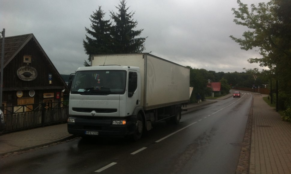 Baltas sunkvežimis su Rusijos vėliava