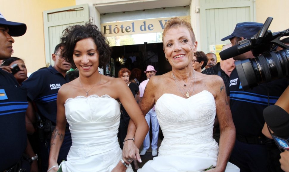 Laurence Cerveaux ir Corinne Denis - pirmoji Prancūzijos Indijos vanenyno Reunjono saloje susituokusi tos pačios lyties pora