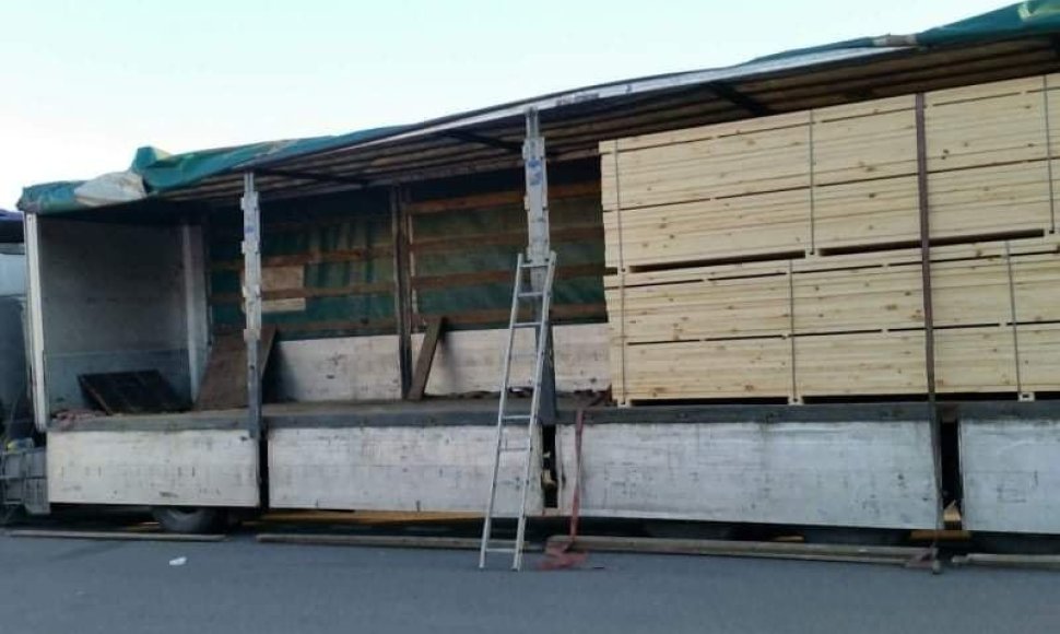 Medininkų poste sulaikyta kontrabanda slėpta po medienos kroviniu