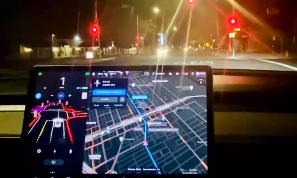 „Tesla“ sukurta „Full Self-Driving“ įranga