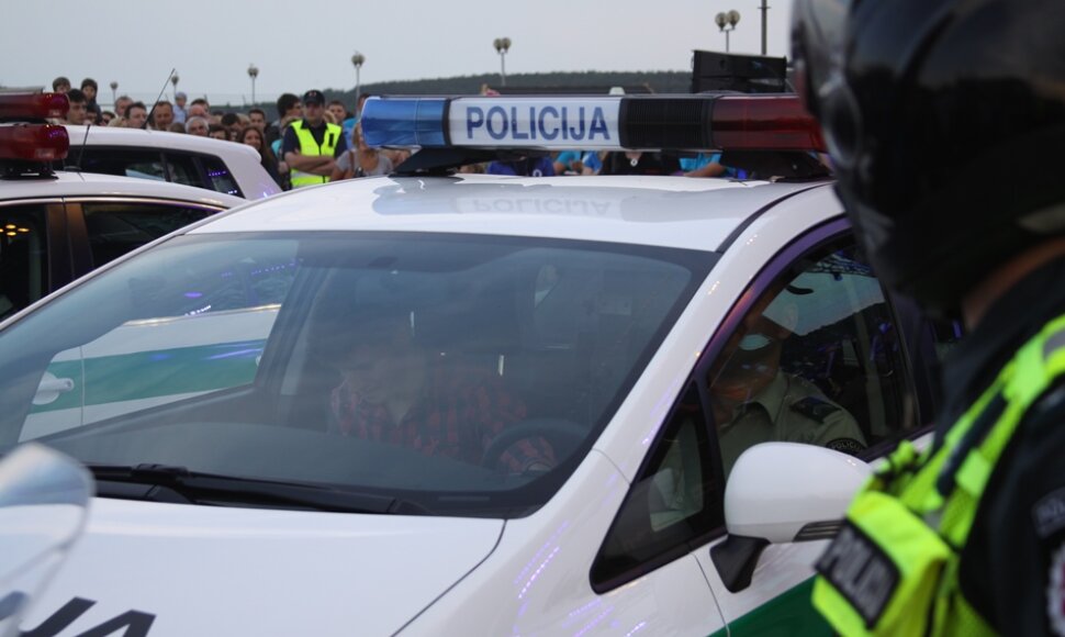 Dvi skirtingos stichijos – džiazo kalba ir keturių policijos automobilių gausmas