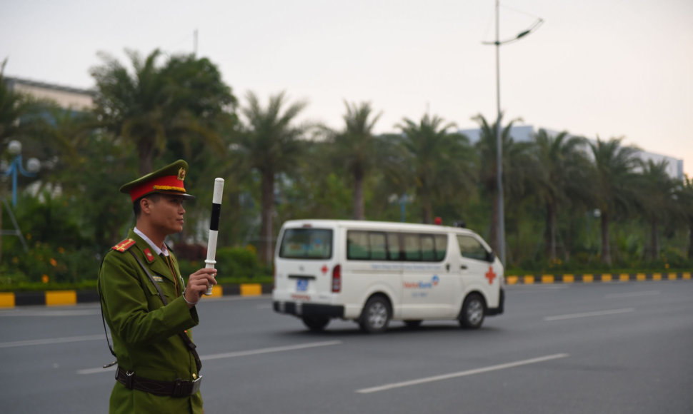 Į Vietnamą sugrąžinti pirmieji JK sunkvežimyje rastų žmonių palaikai.