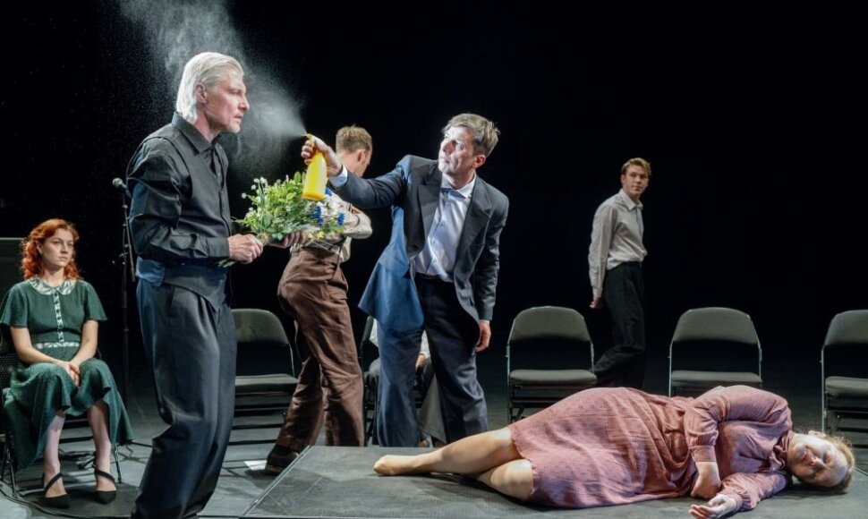 Scena i&scaron; spektaklio &bdquo;Svetimas&ldquo;, rež. Jernej Lorenci