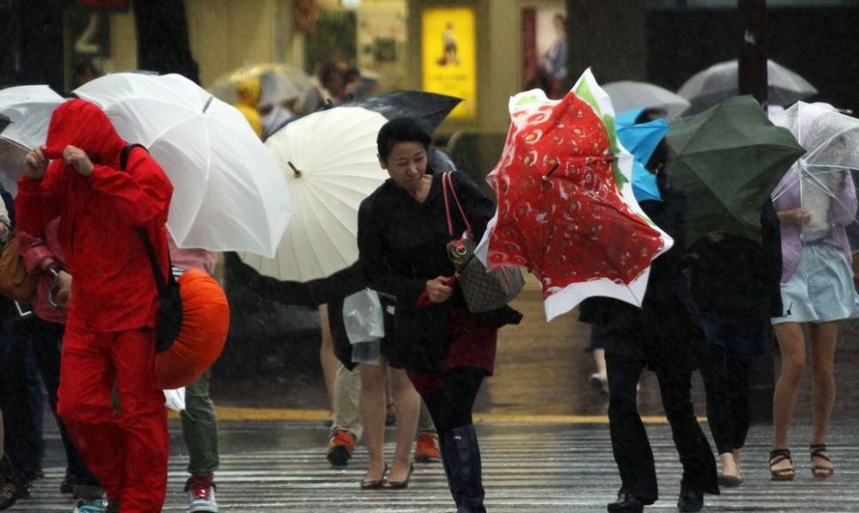 Tokijuje stiprus vėjas patikrino ne vieno skėčio tvirtumą.