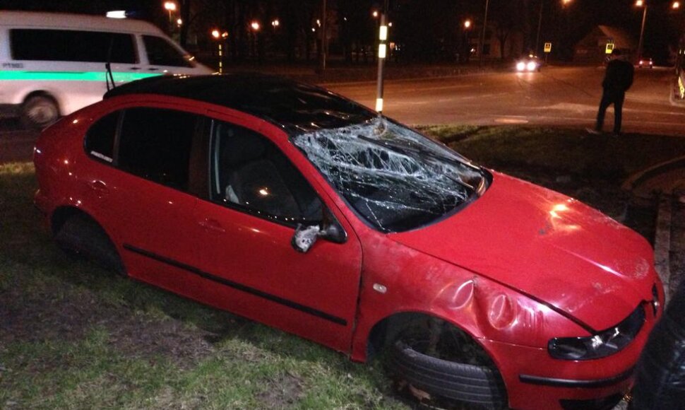 Dvi avarijos Panevėžyje: &bdquo;Audi&ldquo; ant stogo ir sumaitotas &bdquo;Seat&ldquo;