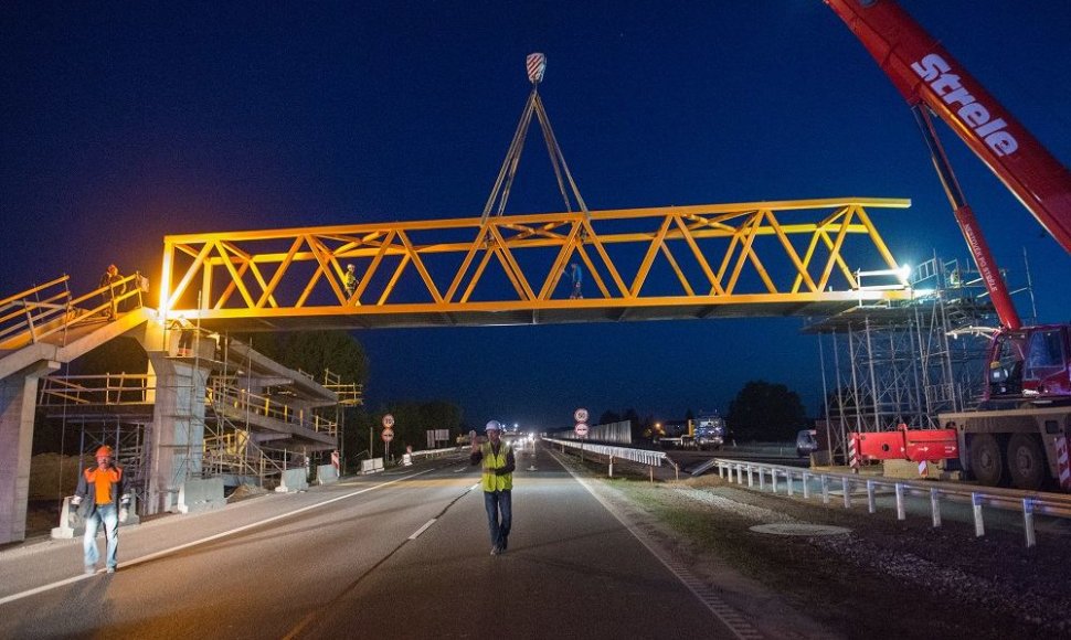 Pėsčiųjų viaduko kėlimo darbai ties Stanaičių gyvenviete