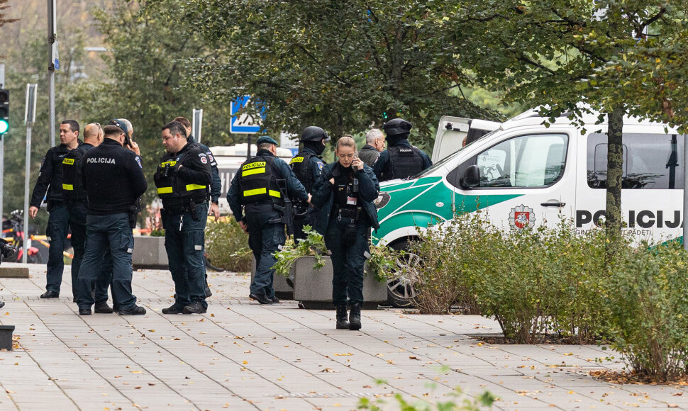 Vilniaus centre nu&scaron;autas advokatas ir pa&scaron;auti 2 policijos pareigūnai