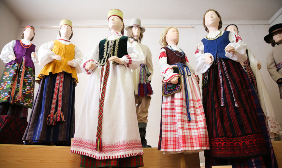 Jolantos Rimkutės ir Ievos Ševiakovaitės šiuolaikinių tautinių kostiumų modeliai