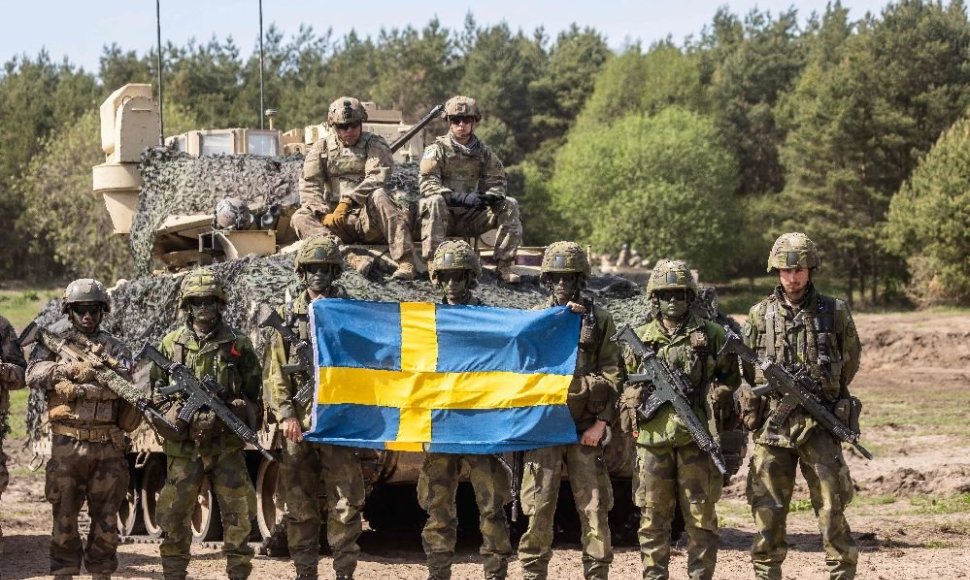Švedijos kariai per pratybas