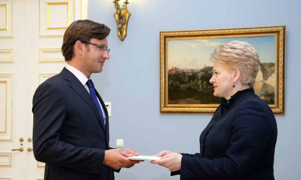 Prezidentė įteikė skiriamuosius raštus Lietuvos ambasadoriui Belgijoje Gediminui Varvuoliui