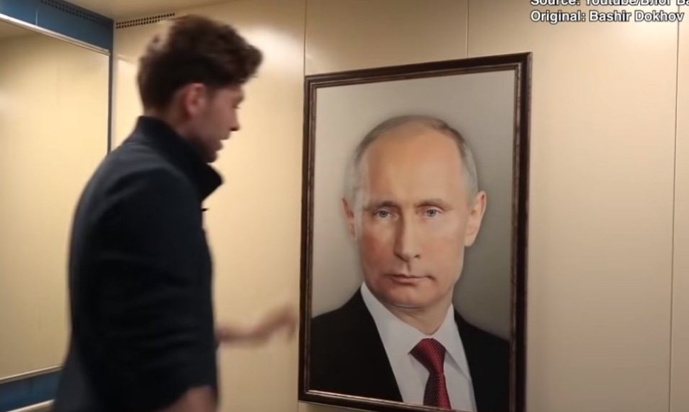 Lifte pakabintas V.Putino portretas