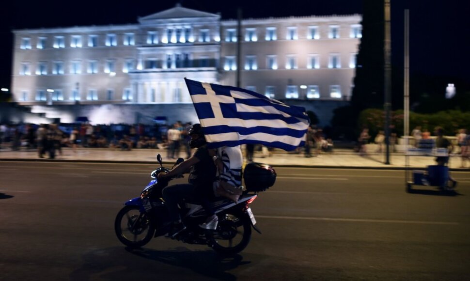 Graikai džiaugsmingai pasitinka referendumo rezultatus