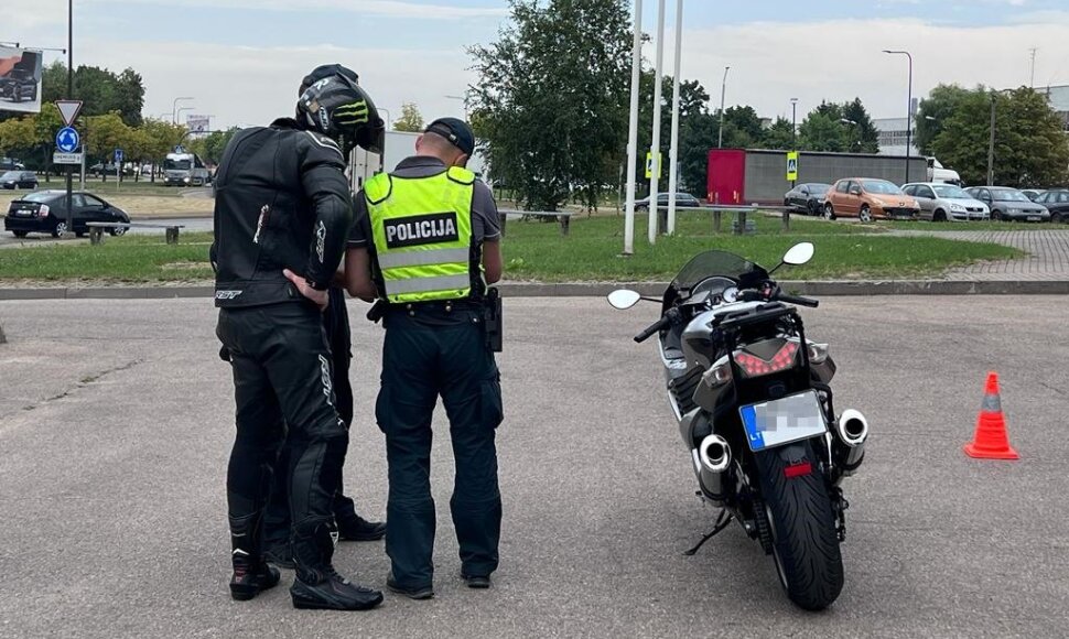 Kauno policija transporto priemones tikrino triukšmo matuokliu