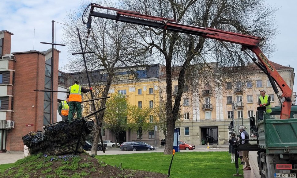 Klaipėdoje nukeliama gėlių kompozicija „Laivelis“